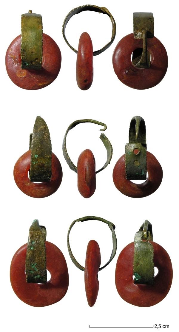 Afbeelding 3b: de schoongemaakte bronzen ringen met barnstenen kralen. Foto: ADC ArcheoProjecten