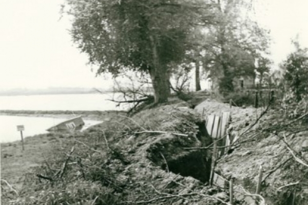 Een Duitse loopgraaf langs de Waal (Collectie Smit/Kers)