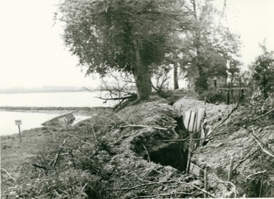 Een Duitse loopgraaf langs de Waal (Collectie Smit/Kers)