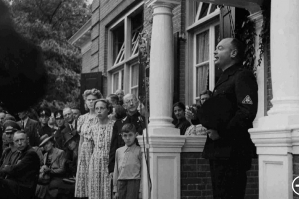 Anton Mussert spreekt in 1941 in Nijmegen Jeugdstormers toe bij de opening van de Westerhelling als NSB-centrum (Foto: Regionaal Archief Nijmegen | Publiek Domein) 