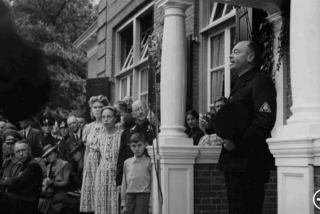 Anton Mussert spreekt in 1941 in Nijmegen Jeugdstormers toe bij de opening van de Westerhelling als NSB-centrum (Foto: Regionaal Archief Nijmegen | Publiek Domein) 