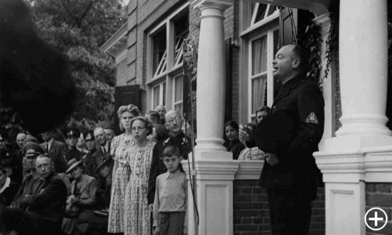 Anton Mussert spreekt in 1941 in Nijmegen Jeugdstormers toe bij de opening van de Westerhelling als NSB-centrum (Foto: Regionaal Archief Nijmegen | Publiek Domein) 